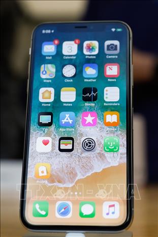 Trong ảnh: Mẫu điện thoại iPhone X  trưng bày tại cửa hàng của Apple ở San Francisco, California, Mỹ, ngày 3/11. Ảnh: AFP/TTXVN