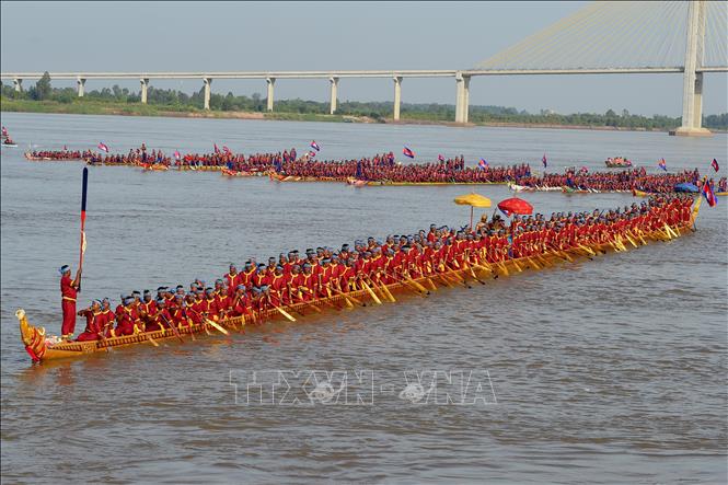 Trong ảnh: Chiếc Ghe Ngo dài nhất thế giới có khả năng chở 179 tay chèo (phía trước) tại tỉnh Prey Veng, Campuchia ngày 12/11/2018. Ảnh: AFP/ TTXVN