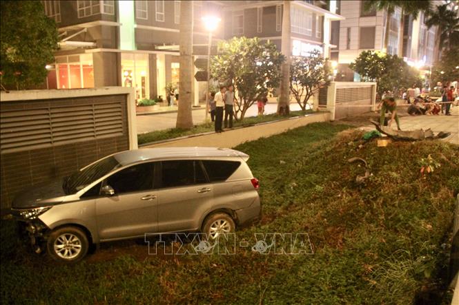 Trong ảnh: Chiếc ô tô 7 chỗ sau khi gây tai nạn đã lao xuống bên hông cầu Rạch Bàng 2. Ảnh: TTXVN phát