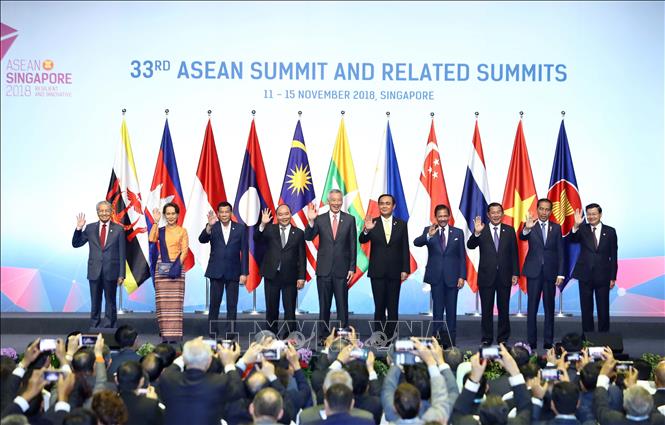 Photo: Prime Minister Nguyen Xuan Phuc (4th from L) and heads of delegations pose for group photo. VNA Photo:  Thống Nhất 