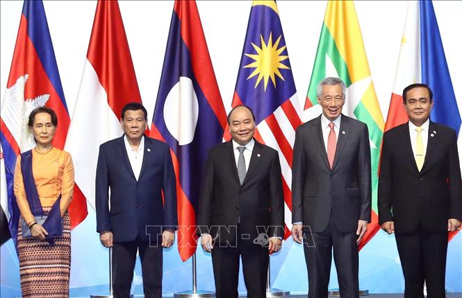 Photo: Prime Minister Nguyen Xuan Phuc (centre) and heads of delegations pose for group photo. VNA Photo:  Thống Nhất 