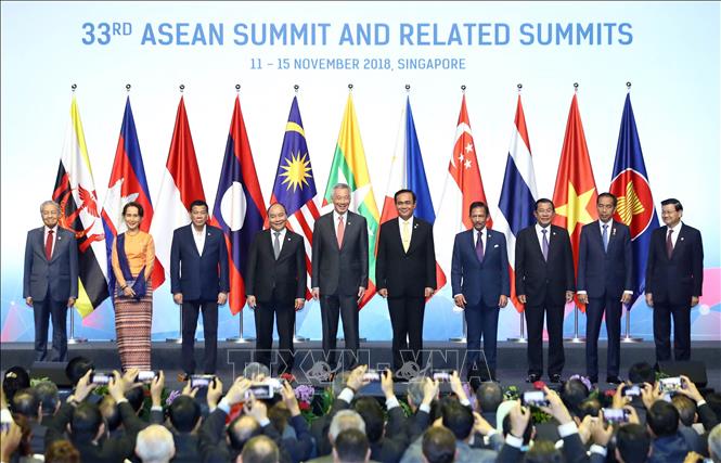 Photo: Prime Minister Nguyen Xuan Phuc (4th from L) and heads of delegations pose for group photo. VNA Photo:  Thống Nhất 