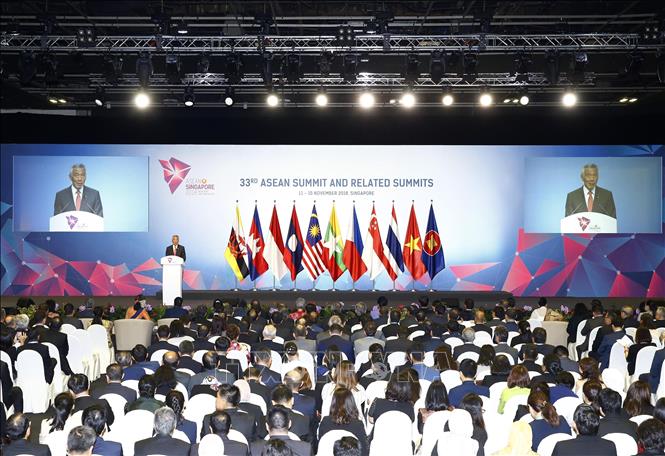 Photo: Singaporean Prime Minister Lee Hsien Loong delivers a speech to open the Summit. VNA Photo:  Thống Nhất 