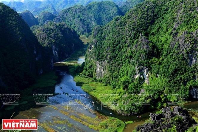 Vista aerial de las cuevas Tam Coc, desde la cima de la montaña Mua. 