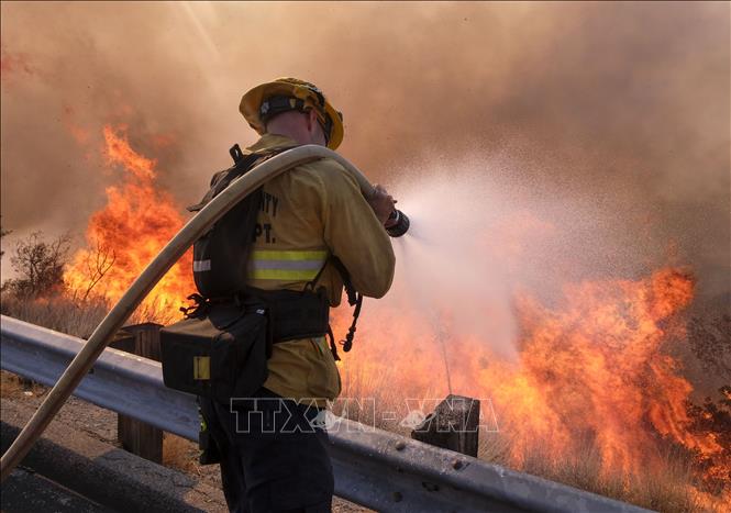 Trong ảnh: Lính cứu hỏa nỗ lực dập lửa cháy rừng tại thung lũng Simi, California, Mỹ ngày 12/11/2018. Ảnh: THX/ TTXVN