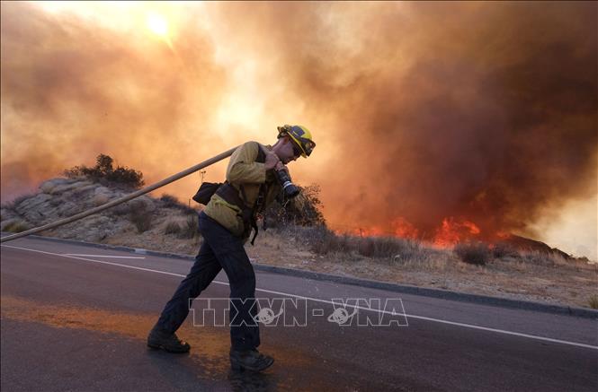 Trong ảnh: Lính cứu hỏa nỗ lực dập lửa cháy rừng tại thung lũng Simi, California, Mỹ ngày 12/11/2018. Ảnh: THX/ TTXVN