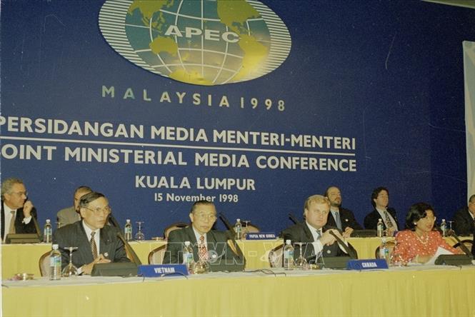 Trong ảnh: Phó Thủ tướng, Bộ trưởng Ngoại giao Nguyễn Mạnh Cầm (thứ 2, từ trái sang) và Bộ trưởng Thương mại Trương Đình Tuyển (ngoài cùng, bên trái) trong buổi họp báo sau phiên khai mạc Hội nghị Cấp cao APEC lần thứ 6 tại Kuala Lumpur, ngày 15/11/1998. Ảnh: Thế Thuần-TTXVN