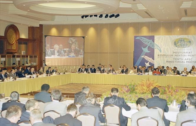 Trong ảnh: Phiên họp Hội nghị Bộ trưởng APEC lần thứ 10 tại Kuala Lumpur (Malaysia), ngày 14/11/1998. Tại phiên khai mạc hội nghị, Việt Nam, Nga, Peru đã được kết nạp vào APEC, đưa tổng số thành viên APEC lên 21. Ảnh: Thế Thuần-TTXVN