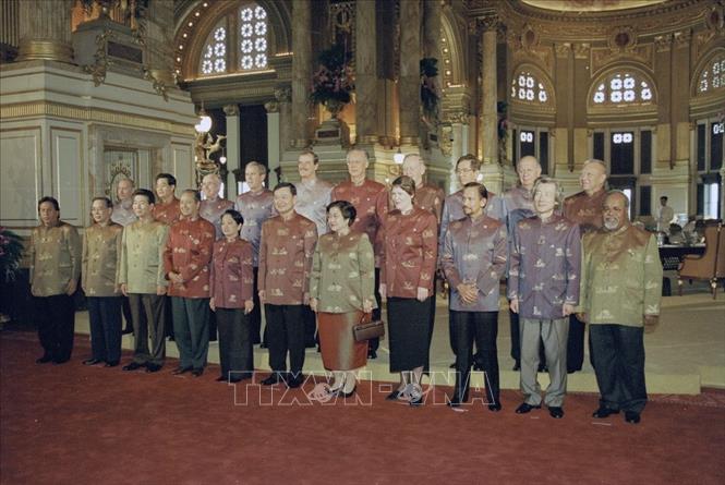Trong ảnh: Thủ tướng Phan Văn Khải và các Trưởng đoàn dự Hội nghị Cấp cao APEC lần thứ 11 chụp ảnh chung, ngày 21/10/2003, tại Thủ đô Bangkok (Thái Lan). Ảnh: Thế Thuần-TTXVN
