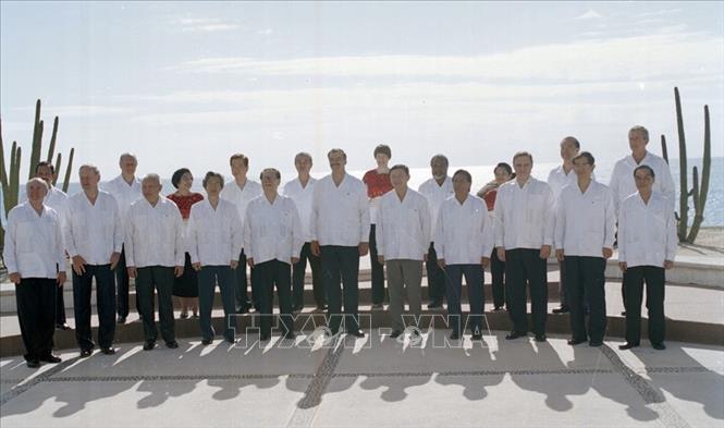 Trong ảnh: Thủ tướng Phan Văn Khải và các nhà lãnh đạo cấp cao dự Hội nghị Cấp cao APEC lần thứ 10 chụp ảnh chung, ngày 26/10/2002, tại Los Cabos, Mexico. Ảnh: Đức Tám-TTXVN