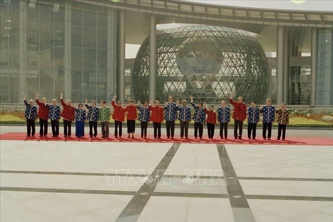 Trong ảnh: Thủ tướng Phan Văn Khải và các nhà lãnh đạo dự Hội nghị Cấp cao APEC lần thứ 9, ngày 20/10/2001, tại Thượng Hải (Trung Quốc). Ảnh: Thế Thuần-TTXVN