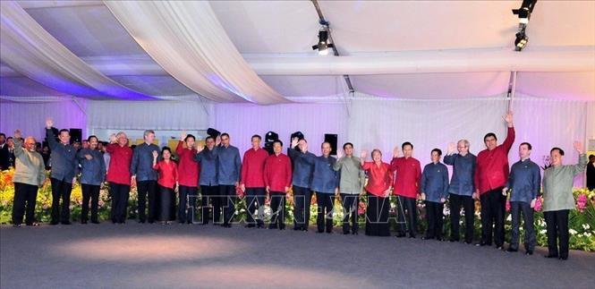 Trong ảnh: Chủ tịch nước Nguyễn Minh Triết chụp ảnh chung với các nhà lãnh đạo cấp cao tham dự Hội nghị Cấp cao APEC 17 tại Singapore, từ ngày 14-15/11/2009. Ảnh: TTXVN phát