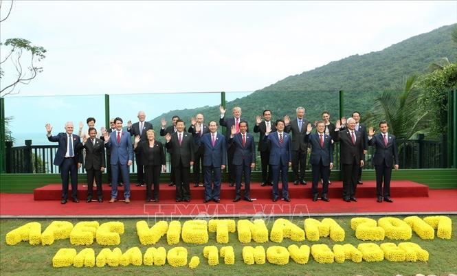 Trong ảnh: Chủ tịch nước Trần Đại Quang và các Trưởng đoàn dự Hội nghị Cấp cao APEC lần thứ 25 chụp ảnh chung, ngày 11/11/2017, tại Đà Nẵng. Ảnh: Nhan Sáng-TTXVN
 
