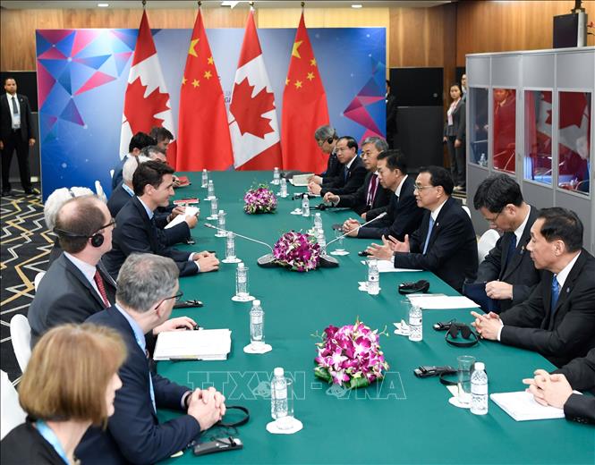Trong ảnh: Thủ tướng Trung Quốc Lý Khắc Cường (thứ 3, phải) hội đàm với Thủ tướng Canada Justin Trudeau (thứ 5, trái) bên lề Hội nghị cấp cao ASEAN và các hội nghị liên quan tại Singapore ngày 14/11/2018. Ảnh: THX/ TTXVN