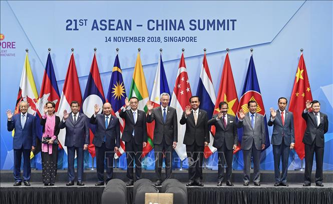 Trong ảnh: Thủ tướng Trung Quốc Lý Khắc Cường (thứ 5, trái) và Thủ tướng Nguyễn Xuân Phúc (thứ 4, trái) chụp ảnh chung với lãnh đạo các quốc gia thành viên ASEAN tại Hội nghị Cấp cao ASEAN - Trung Quốc lần thứ 21 ở Singapore ngày 14/11/2018. Ảnh: THX/ TTXVN