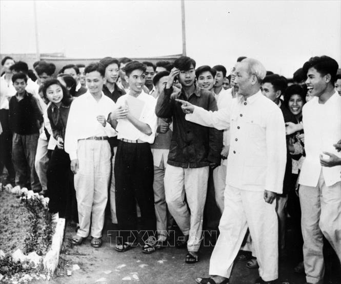Trong ảnh: Chủ tịch Hồ Chí Minh thăm giáo viên và sinh viên trường Đại học Sư phạm Ngoại ngữ Hà Nội (4/3/1960). Ảnh: Tư liệu TTXVN