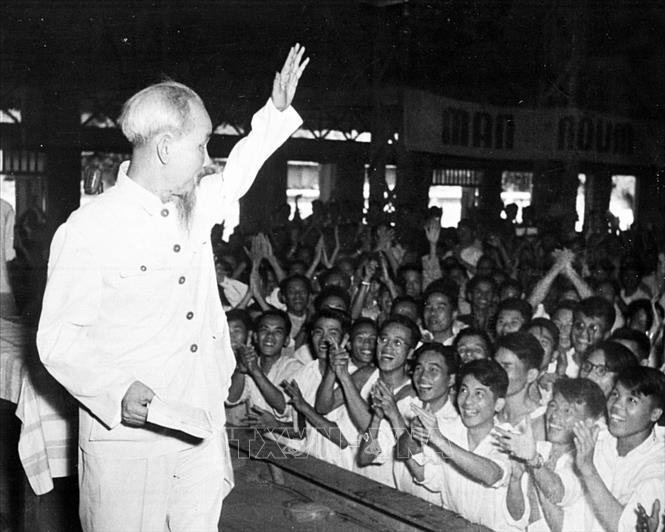 Trong ảnh: Chủ tịch Hồ Chí Minh nói chuyện tại Lớp tập huấn về chính trị cho giáo viên cấp II và cấp III toàn miền Bắc. Ảnh: Tư liệu TTXVN
