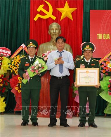 Trong ảnh: Đồng chí Huỳnh Tấn Việt, Bí thư Tỉnh ủy Phú Yên, tặng Bằng khen cho đại diện Bộ Chỉ huy Bộ đội Biên phòng tỉnh. Ảnh: Xuân Triệu - TTXVN