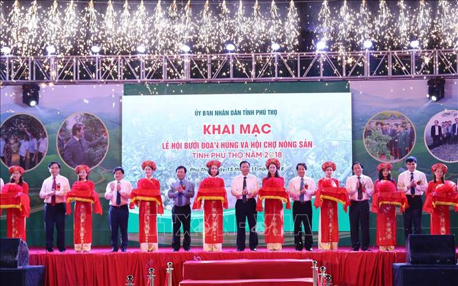 Trong ảnh: Các đại biểu cắt băng khai mạc. Ảnh: Vũ Sinh – TTXVN