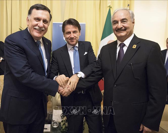 Tại Hội nghị quốc tế về Libya tổ chức ở thành phố Palermo (Italy) ngày 13/11/2018, các nhà lãnh đạo chính trị chủ chốt ở Libya cam kết sẽ thực hiện tiến trình chính trị do LHQ bảo trợ, hướng tới chấm dứt tình trạng bất ổn và bạo lực kéo dài suốt 7 năm qua ở quốc gia này. Trong ảnh: Thủ tướng Chính phủ Đoàn kết dân tộc Libya (GNA) Fayez al-Sarraj (trái) trong cuộc gặp Chỉ huy lực lượng tự xưng Quân đội quốc gia Libya, Tướng Khalifa Haftar (phải) bên lề Hội nghị quốc tế về Libya tại Palermo (Italy) ngày 13/11/2018. Ảnh: AFP/ TTXVN
