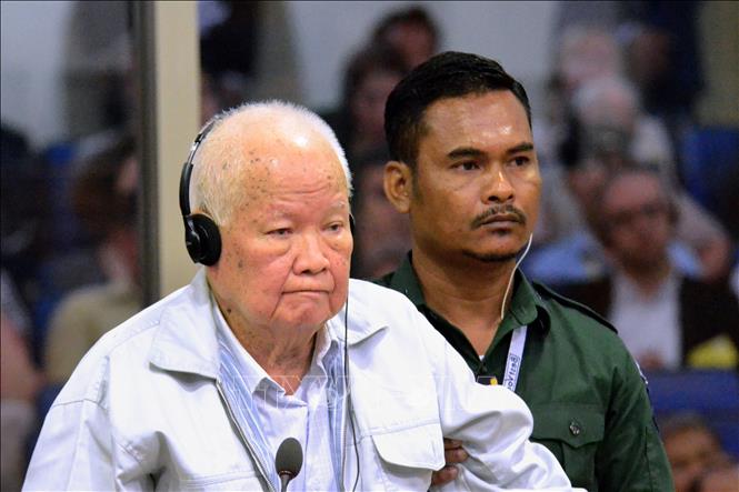 Ngày 16/11/2018, Tòa án đặc biệt tại Tòa án Campuchia (ECCC) đã ra phán quyết các cựu lãnh đạo Khmer Đỏ Khieu Samphan (trong ảnh) và Nuon Chea phạm tội ác diệt chủng trong Vụ án 002/02. Theo phán quyết, hai đối tượng này bị kết án tù chung thân. Đây là lần đầu tiên trong lịch sử ECCC kết án các cựu lãnh đạo Khmer Đỏ tội danh này. Ảnh: AFP/ TTXVN