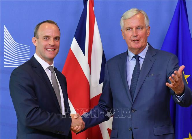Ngày 13/11/2018, sau hơn 2 năm đàm phán khó khăn, các đại diện của Anh và Liên minh châu Âu (EU) đã đạt được một dự thảo thỏa thuận về việc Anh rời khỏi EU (còn gọi Brexit). Trong ảnh (tư liệu): Trưởng đoàn đàm phán Brexit của Liên minh châu Âu (EU) Michel Barnier (phải) và Bộ trưởng phụ trách Brexit của Anh Dominic Raab tại cuộc gặp ở Brussels (Bỉ) ngày 31/8/2018. Ảnh: AFP/ TTXVN