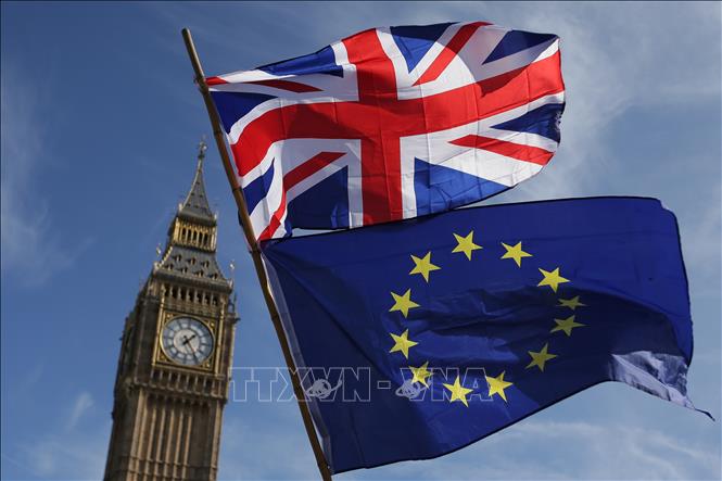 Ngày 13/11/2018, sau hơn 2 năm đàm phán khó khăn, các đại diện của Anh và Liên minh châu Âu (EU) đã đạt được một dự thảo thỏa thuận về việc Anh rời khỏi Liên minh châu Âu (còn gọi Brexit). Trong ảnh (tư liệu): Cờ Anh (phía trên) và cờ EU (phía dưới) tại thủ đô London, Anh. Ảnh: AFP/ TTXVN