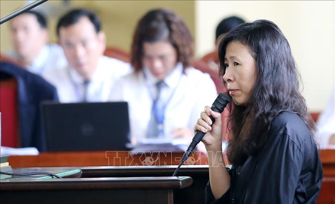 Trong ảnh: Bị cáo Đỗ Bích Thủy, Giám đốc Công ty TNHH dịch vụ phát triển đầu tư Nam Việt trả lời trước tòa. Ảnh: Trung Kiên – TTXVN.