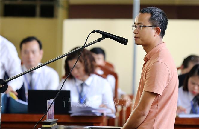 Trong ảnh: Bị cáo Kim Thanh Thủy, Trưởng phòng Core, Công ty TNHH dịch vụ phát triển đầu tư Nam Việt trả lời trước tòa. Ảnh: Trung Kiên – TTXVN.