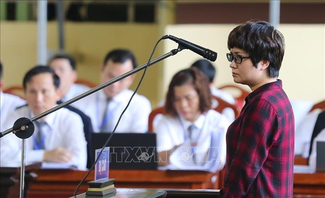 Trong ảnh: Bị cáo Nguyễn Thị Thanh Huyền trả lời tại tòa. Ảnh: Trung Kiên – TTXVN.