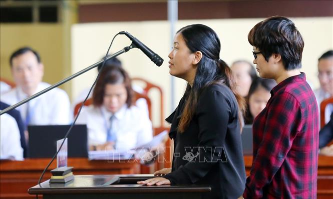 Trong ảnh: Bị cáo Lê Thị Lan Thanh và bị cáo Nguyễn Thị Thanh Huyền trả lời tại tòa. Ảnh: Trung Kiên – TTXVN.