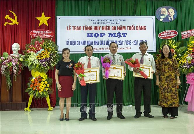 Trong ảnh: Trao tặng Huy hiệu 30 năm tuổi Đảng cho các đảng viên đang công tác trong ngành giáo dục tỉnh Kiên Giang. Ảnh: Hồng Đạt - TTXVN