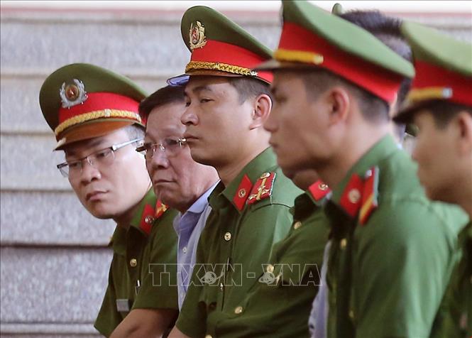 Trong ảnh: Bị cáo Phan Văn Vĩnh, Cựu Tổng cục trưởng Tổng cục Cảnh sát (thứ hai từ trái sang) tại phiên tòa. Ảnh: Trung Kiên – TTXVN.