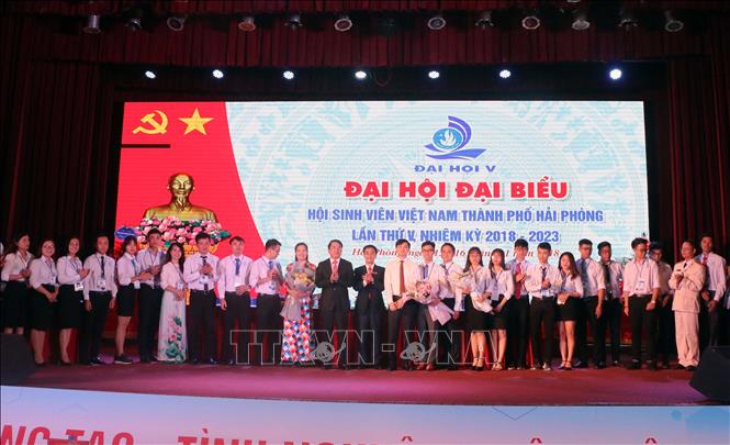 Trong ảnh: Ban Chấp hành Hội Sinh viên Việt Nam thành phố Hải Phòng khóa V, nhiệm kỳ 2018 – 2023 ra mắt đại hội. Ảnh: Hoàng Ngọc - TTXVN