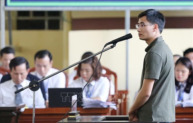 Trong ảnh: Bị cáo Phạm Trọng Tài, Trưởng phòng Công ty TNHH dịch vụ phát triển đầu tư Nam Việt trả lời trước tòa. Ảnh: Trung Kiên – TTXVN.