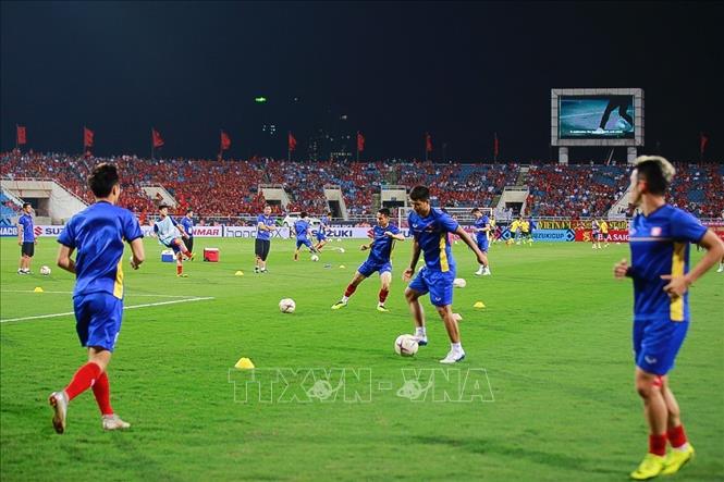 Trong ảnh: Các tuyển thủ Việt Nam khởi động trước trận đấu với Malaysia. Ảnh: Trọng Đạt - TTXVN