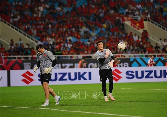 Trong ảnh: Thủ môn Đặng Văn Lâm và thủ môn Bùi Tiến Dũng khởi động trước trận đấu với Malaysia.  Ảnh: Trọng Đạt - TTXVN