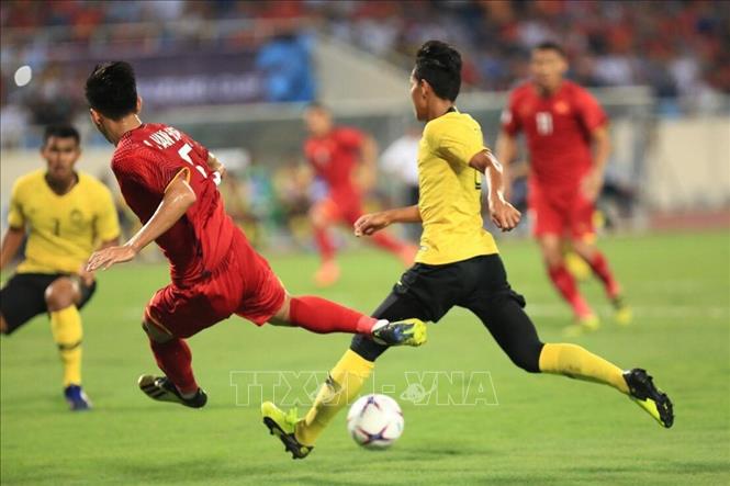 Trong ảnh: Pha tổ chức tấn công cầu thủ đội tuyển Malaysia. Ảnh: Trọng Đạt - TTXVN
