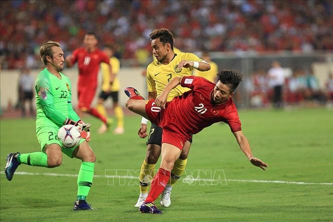 Trong ảnh: Thủ môn đội tuyển Malaysia nỗ lực cản phá pha dứt điểm của Phan Văn Đức (số 20, Việt Nam). Ảnh: Trọng Đạt - TTXVN