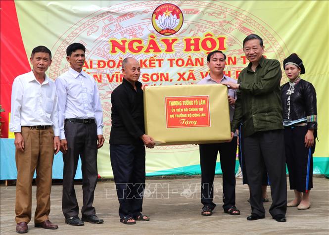 Trong ảnh: Bộ trưởng Bộ Công an Tô Lâm trao tặng quà cho thôn Vĩnh Sơn, xã Vĩnh Phúc. Ảnh: Minh Tâm-TTXVN