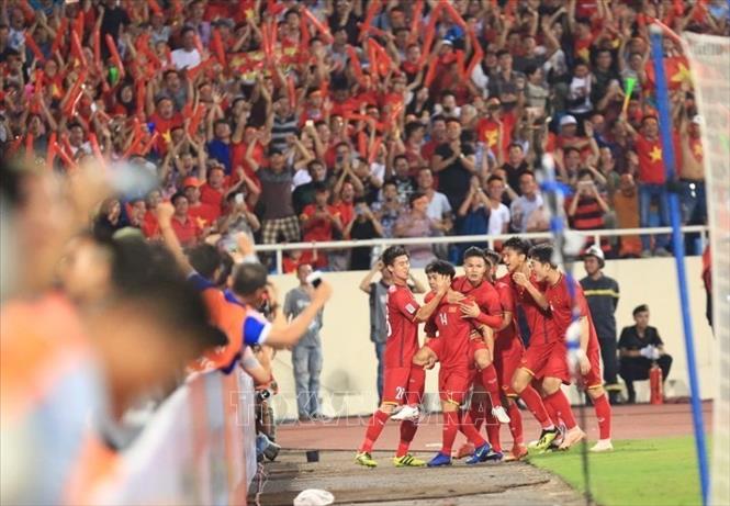Trong ảnh: Pha ăn mừng của các tuyển thủ Việt Nam sau pha ghi bàn thắng mở tỷ số của Công Phượng trong sự vui sướng của hàng vạn khán giả nhà. Ảnh: Trọng Đạt - TTXVN