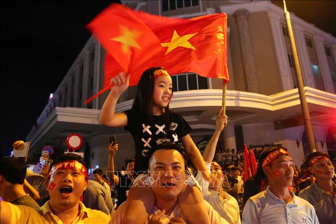 Trong ảnh: Người hâm mộ Hà Nội chúc mừng chiến thắng của đội tuyển Việt Nam trên phố Hàng Bài, quận Hoàn Kiếm. Ảnh: Thành Đạt – TTXVN
