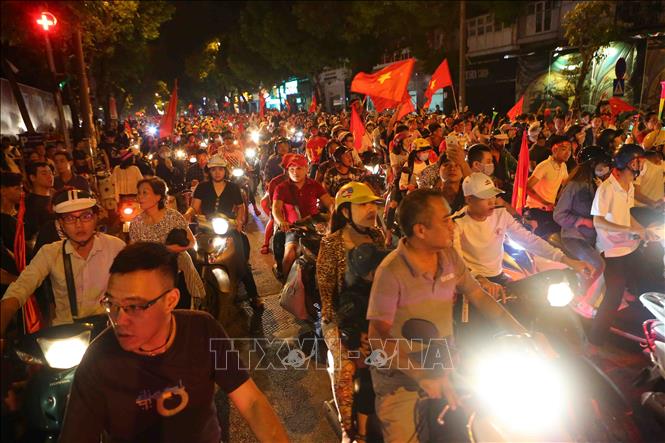 Trong ảnh: Người hâm mộ diễu hành trên đường chúc mừng chiến thắng của đội tuyển Việt Nam. Ảnh: Thành Đạt – TTXVN
