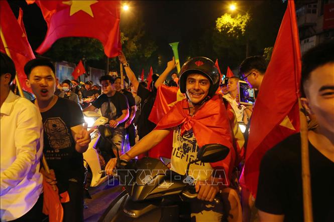 Trong ảnh: Du khách nước ngoài cùng hoà mình trong không khí mừng chiến thắng của người dân Hà Nội. Ảnh: Thành Đạt – TTXVN
