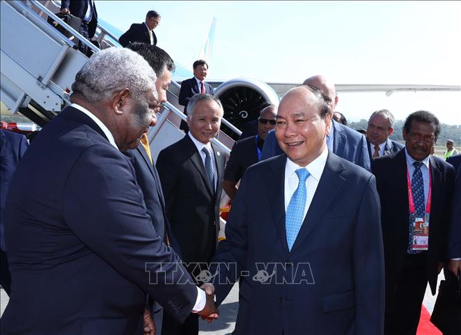 Trong ảnh: Quan chức Chính phủ Papua New Guinea đón Thủ tướng Nguyễn Xuân Phúc tại sân bay quốc tế Jackson, thủ đô Port Moresby. Ảnh: Thống Nhất - TTXVN
