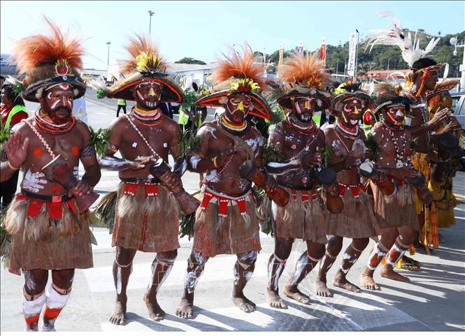 Trong ảnh: Nghi thức đón Thủ tướng Nguyễn Xuân Phúc tại sân bay quốc tế Jackson ở thủ đô Port Moresby theo phong cách truyền thống của thổ dân Papua New Guinea. Ảnh: Thống Nhất - TTXVN
