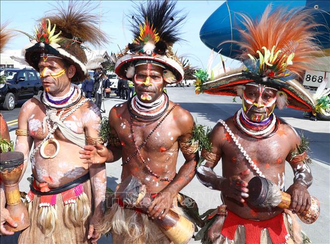 Trong ảnh: Nghi thức đón Thủ tướng Nguyễn Xuân Phúc tại sân bay quốc tế Jackson ở thủ đô Port Moresby theo phong cách truyền thống của thổ dân Papua New Guinea. Ảnh: Thống Nhất - TTXVN