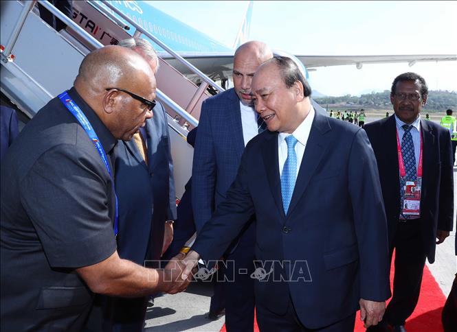 Trong ảnh: Quan chức Chính phủ Papua New Guinea đón Thủ tướng Nguyễn Xuân Phúc tại sân bay quốc tế Jackson, thủ đô Port Moresby. Ảnh: Thống Nhất - TTXVN
