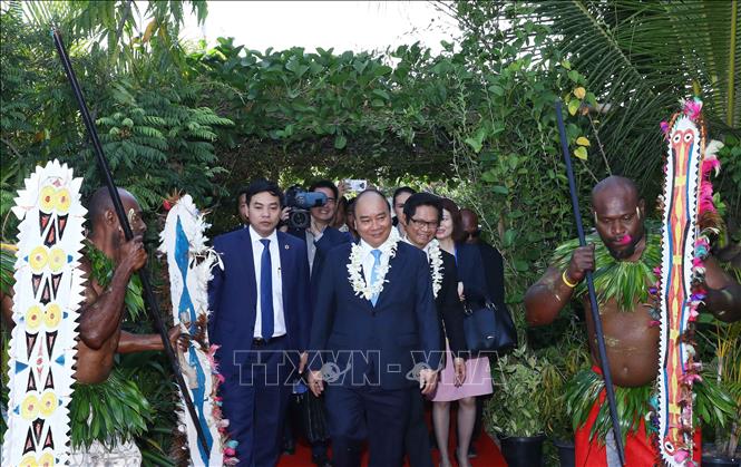 Trong ảnh: Nghi thức đón Thủ tướng Nguyễn Xuân Phúc theo phong cách truyền thống của thổ dân Papua New Guinea tại khách sạn Sanctuary. Ảnh: Thống Nhất - TTXVN
