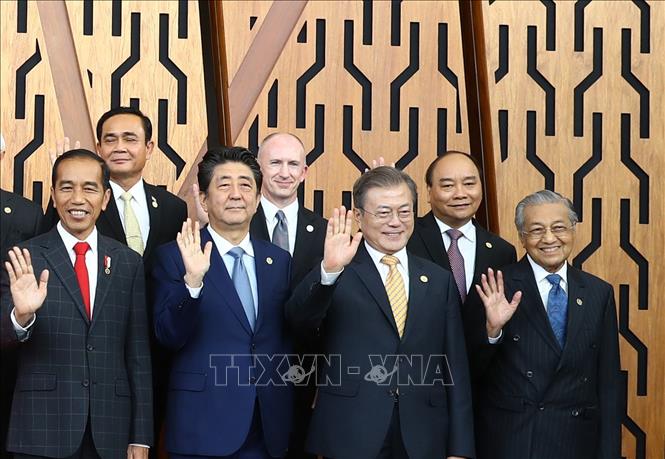 Trong ảnh: Thủ tướng Nguyễn Xuân Phúc (thứ hai, từ phải sang) và các Nhà lãnh đạo APEC chụp ảnh chung. Ảnh: Thống Nhất - TTXVN